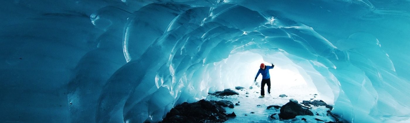 Jaskinia lodowcowa na Islandii zimą?